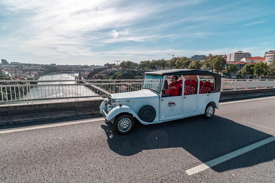 Porto: City Center Eco Car e Cruzeiro Rio Douro - Ribeira to Gaia and the included 6 Bridges Douro Cruise