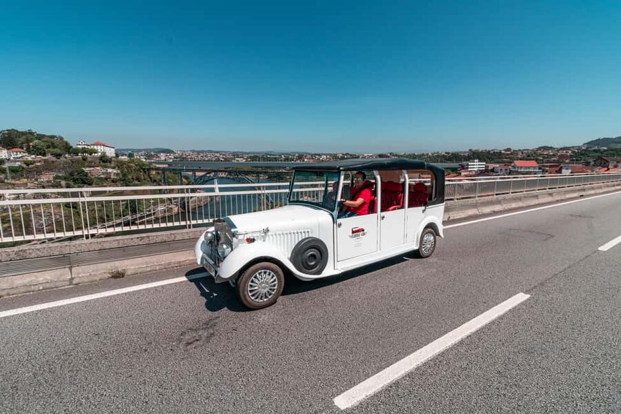 Porto: City Center Eco Car Tour - The electric classic car: comfort in the middle of the action
