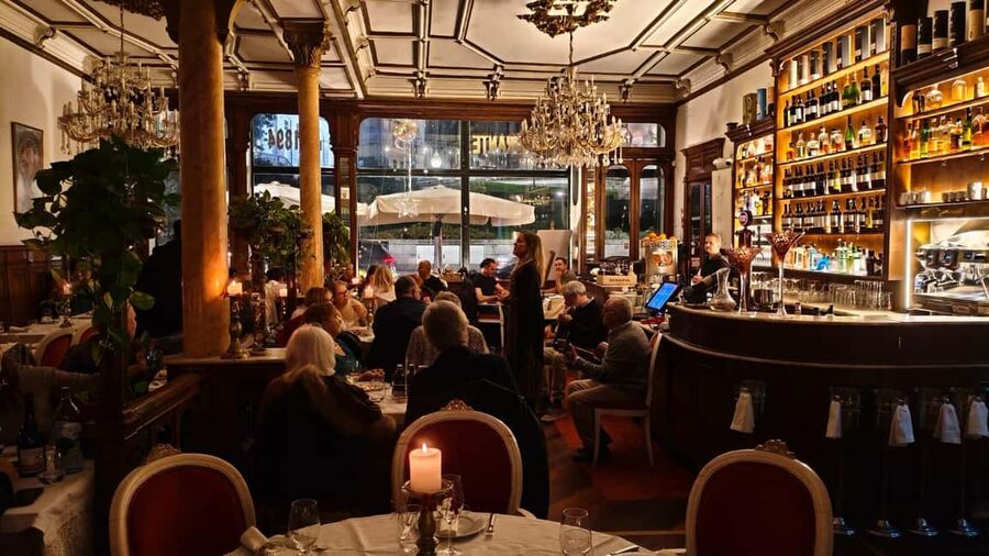 Porto: Dinner with Fado and Traditional Portuguese Music - Timing in Porto: Fado from 9:00 PM to 10:30 PM