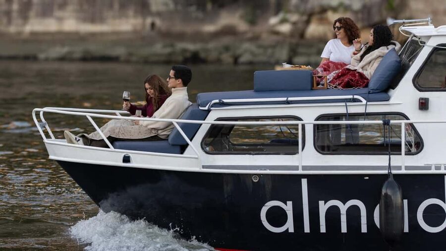 Porto: Douro Cruise, 6 Bridges & 4 Port Wines (Max 7) - Ribeira and Gaia from the river: where the best photos come from without trying