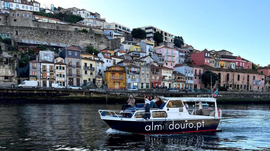 Porto: Douro Cruise, 6 Bridges & 4 Port Wines (Max 7) - On-board comfort you’ll notice: Wi‑Fi, restroom, blankets, and gentle pace