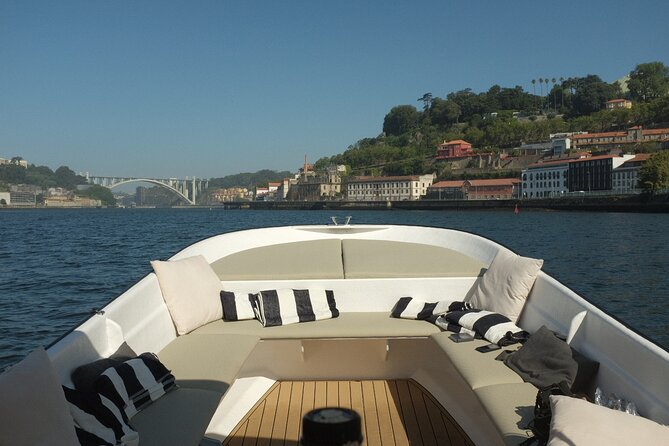 Porto: Douro River Boat Cruise with Port Wine and Snacks - The route on the Douro: bridges, bends, and photo-perfect timing
