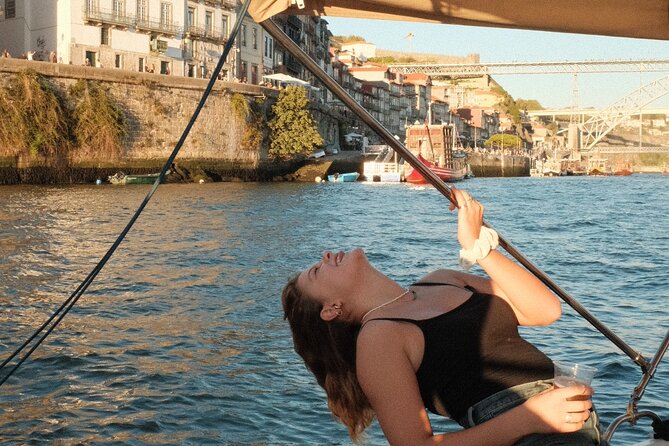Porto: Douro River Boat Cruise with Port Wine and Snacks - The guide experience: how the commentary actually lands