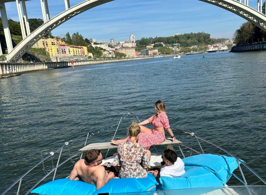 Porto: Douro River Cruise / Welcome Drink/with sunset option - What your guide actually does on board