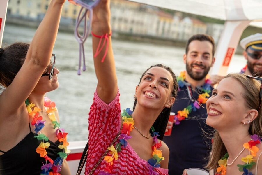 Porto: Douro River Party Boat with Sunset Option & 6 Bridges - Drinks Without the Fuss: What’s Included vs. What Costs Extra
