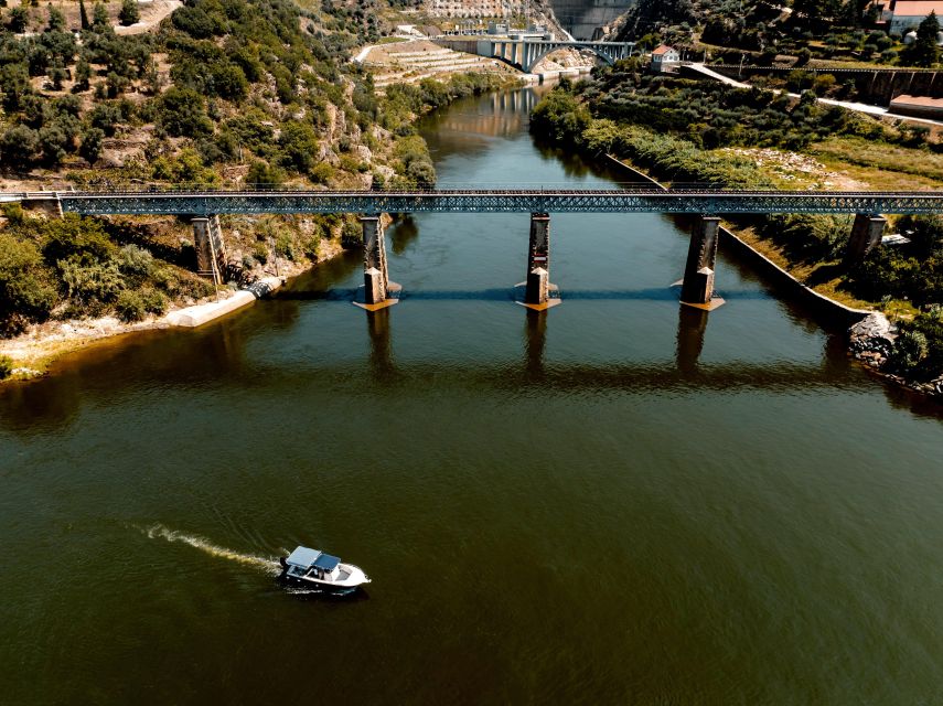 Porto: Douro Valley Full-Day Boat, Train, and Lunch Tour - Pinhão boat cruise: the Douro river view you came for
