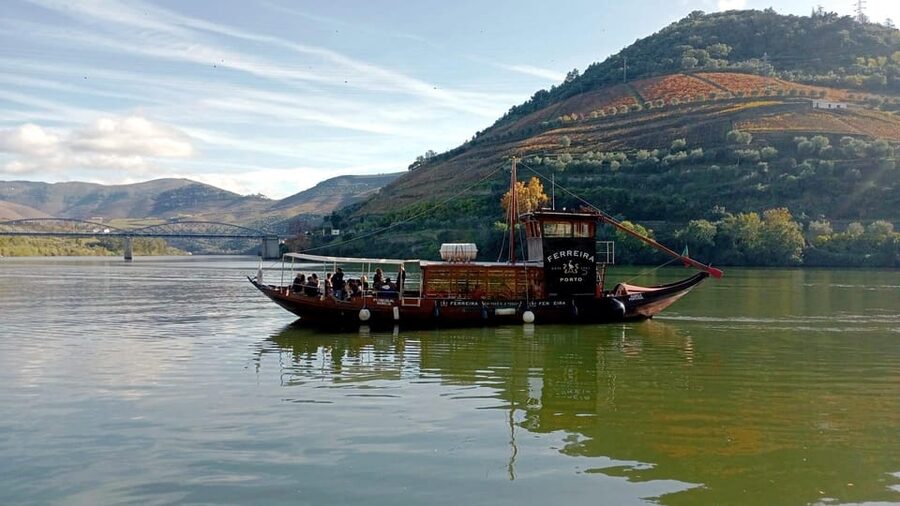 Porto: Douro Valley Vineyards Tour with Lunch & River Cruise - Guides make or break the day: English, Spanish, Portuguese, and personality