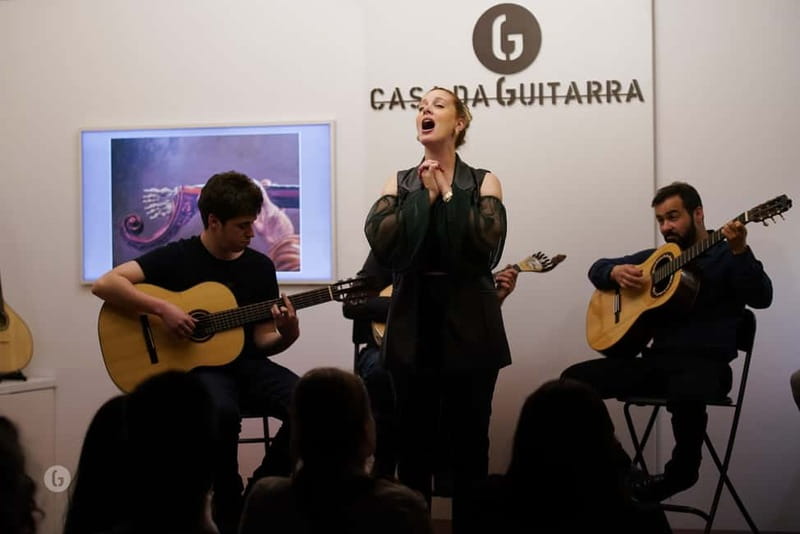 Porto: Fado & Port Wine in Traditional Portuguese Music Shop - Finding Casa da Guitarra in Sé and sizing up the room
