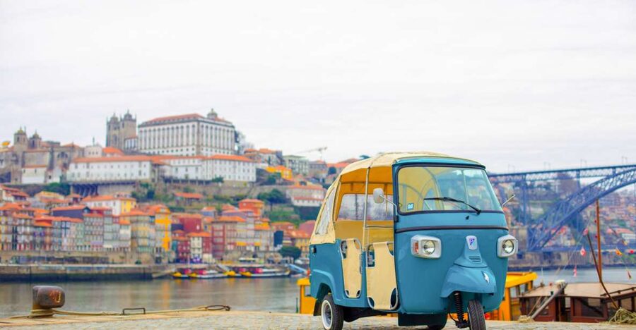 Porto: Full-Day Private Tuk Tuk Tour - Lunch and Port wine: regional flavors with a local-wine angle