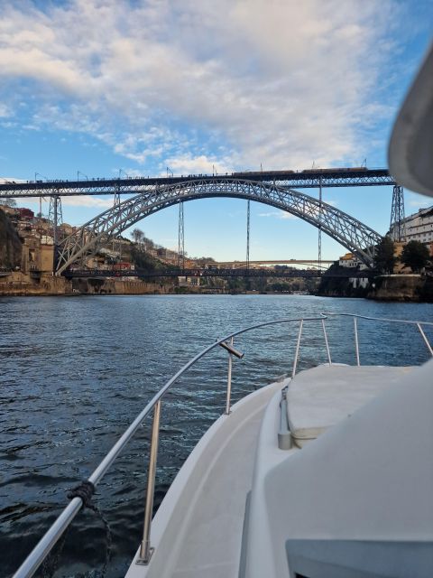 Porto: Guide Boat tour with tasting of 4 Port wines - From Porto to Vila Nova de Gaia: How the Cruise Organizes the City