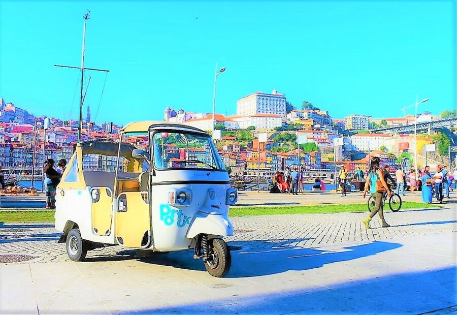 Porto: Guided Tuk Tuk Tour - São Bento Station: tiles, details, and a 10-minute pause