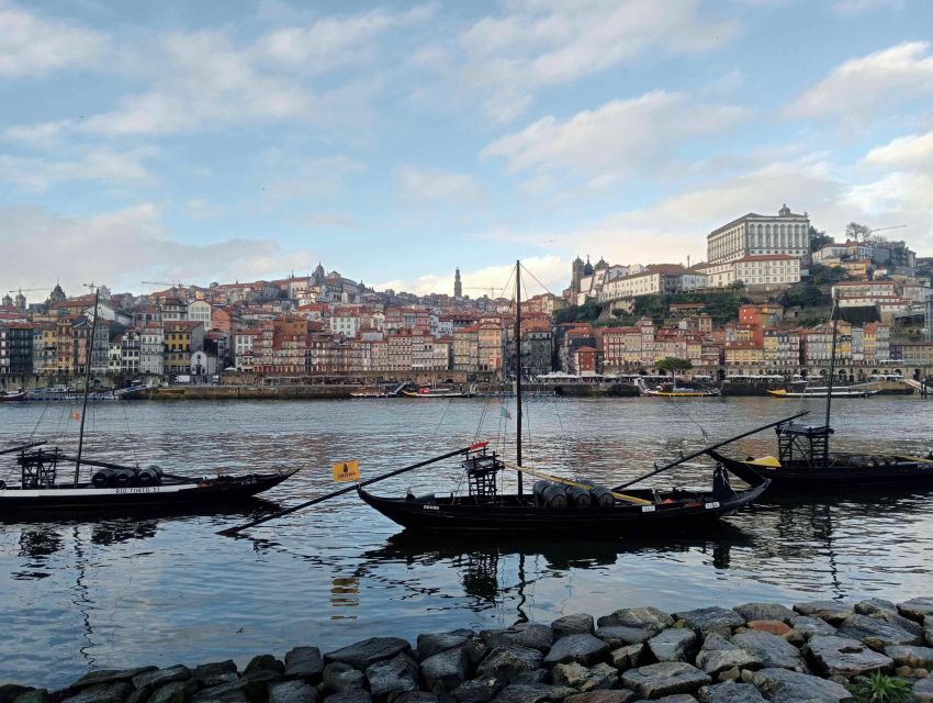 Porto: Guided Walking Tour - Igreja dos Carmelitas Descalços: a photo stop that sets the tone