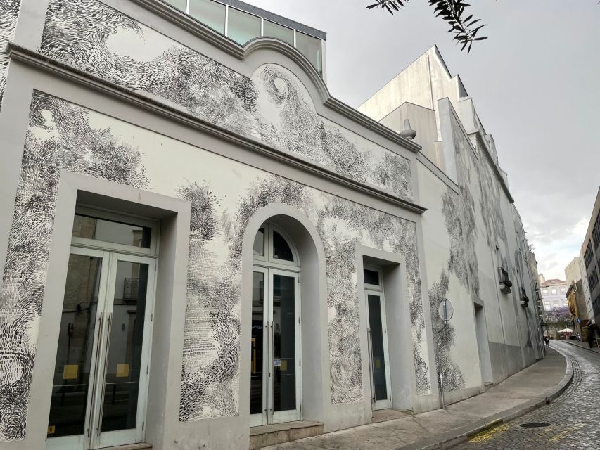 Porto: Half-Day Street Art Tour - Praça de Carlos Alberto: the best place to start looking closely
