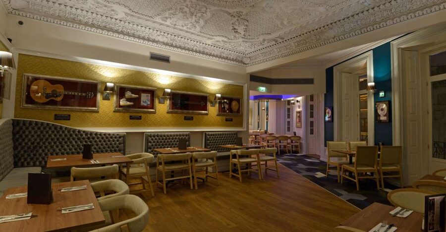 Porto: Hard Rock Cafe Skip-the-Line with Set Menu - Memorabilia Tour and the Rock-and-Roll Atmosphere