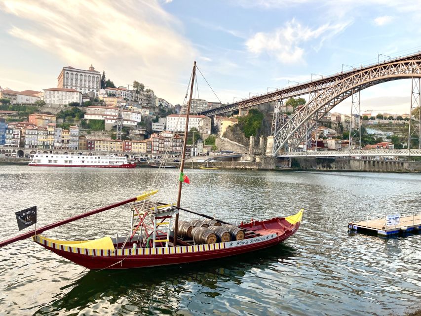 Porto: Highlights & hidden gems Walk - max 10 - Fonte dos Leões and Igreja do Carmo: learning to spot the city’s texture