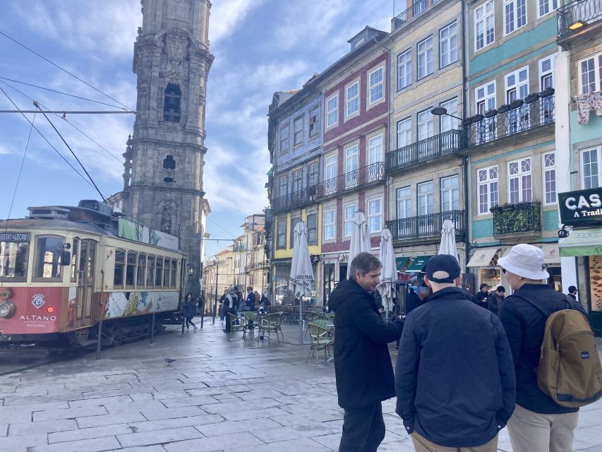 Porto: Highlights & hidden gems Walk - max 10 - Meeting by the old red kiosk: start location and what it means