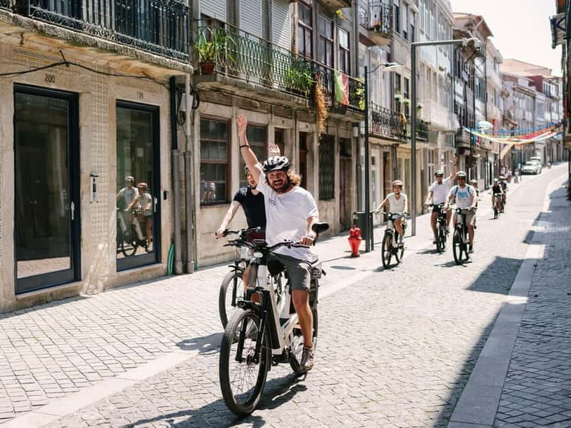 Porto: Highlights in 3 Hours E-Bike Tour - Down toward Ribeira and the Dom Luis Bridge moment