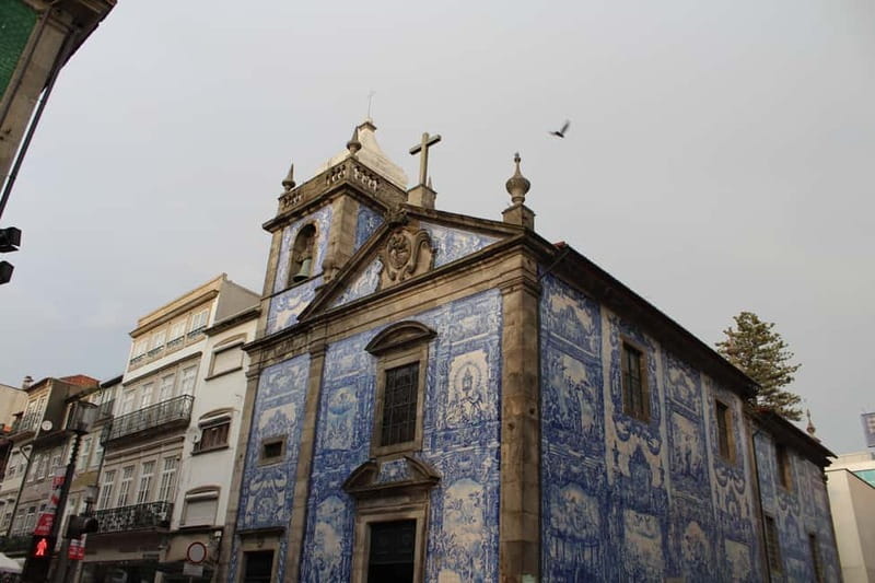 Porto Highlights (Private Walking Tour) - Starting at Fonte dos Leões: getting your bearings in Porto’s core