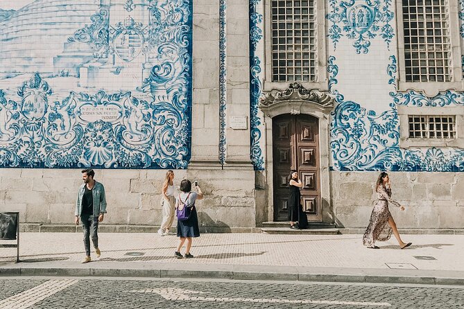 Porto Highlights the Original Walking Tour - Livraria Lello: famous bookstore context, with admission on you