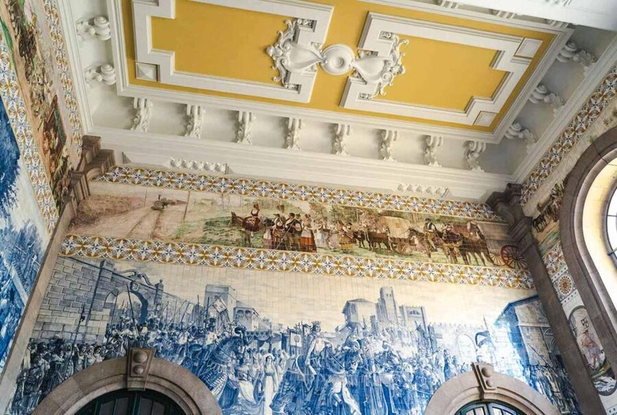 Porto Historic Center: Private Walking Tour & Cathedral - Meeting Porto Town Hall and getting your bearings