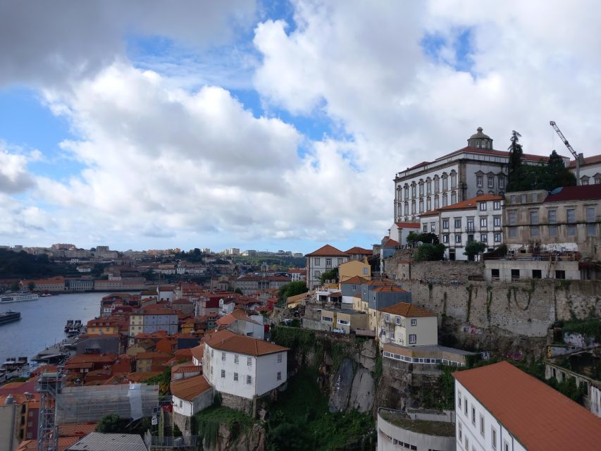 Porto Historic Center: Private Walking Tour & Cathedral - Inside the oldest monument: Porto Cathedral’s Romanesque look and gilded altarpiece