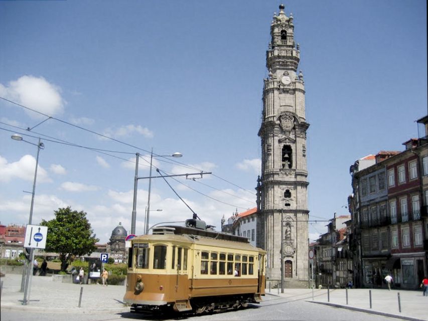 Porto: Historic e-Bike Tour with a guide - São Bento Station and Porto Cathedral: getting the “bones” of the city