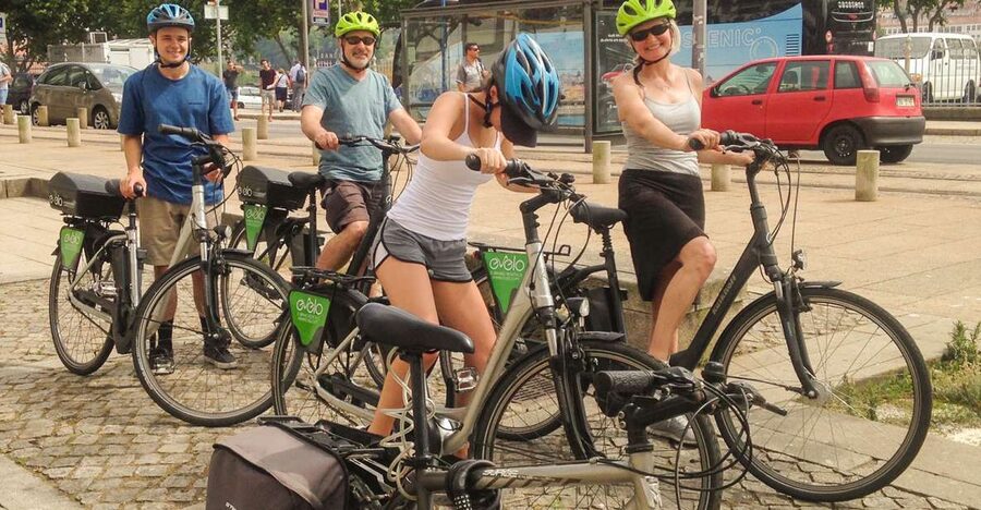 Porto: Historic e-Bike Tour with a guide - Start in Miragaia: the “get comfortable fast” part
