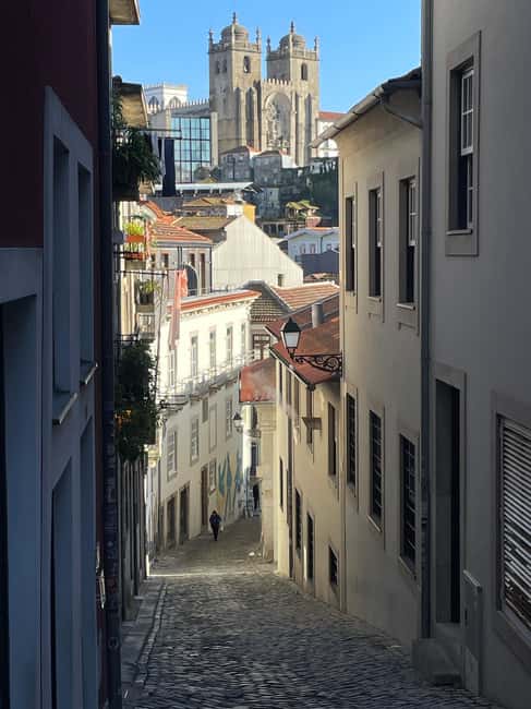 Porto: Historic Walking Tour with Local Guide - Starting on Praça de Carlos Alberto with a green-umbrella meet