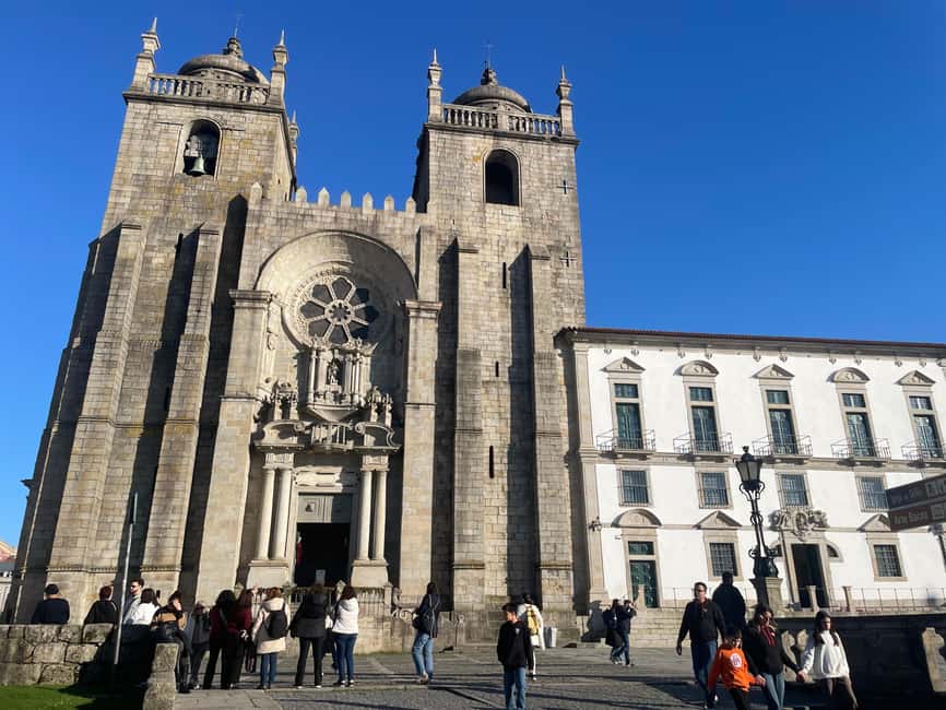 Porto: Historic Walking Tour with Local Guide - Rua das Flores: elegant streets between “important” stops