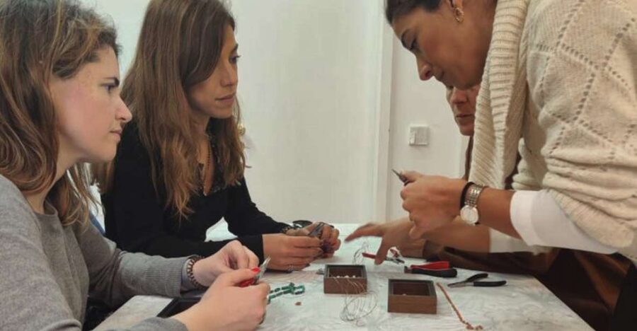 Porto Jewelry Workshop: create your necklace or bracelet - Choosing semi-precious stones: the part that makes it feel like your jewelry