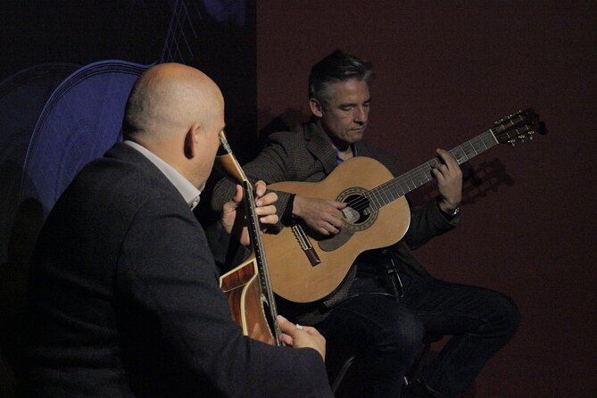 Porto: Live Fado with a Glass of Port Wine at Casa do Fado Sé - What to listen for during the singer and guitar set