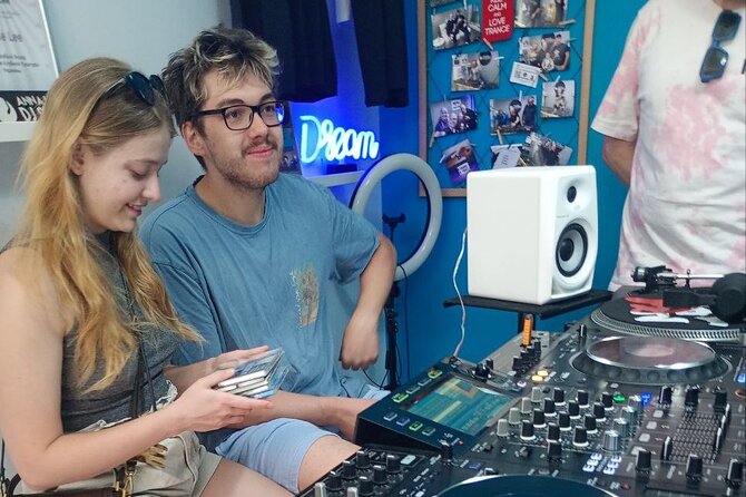 Porto: MasterClass of DJing - What you actually do: mixing your first track