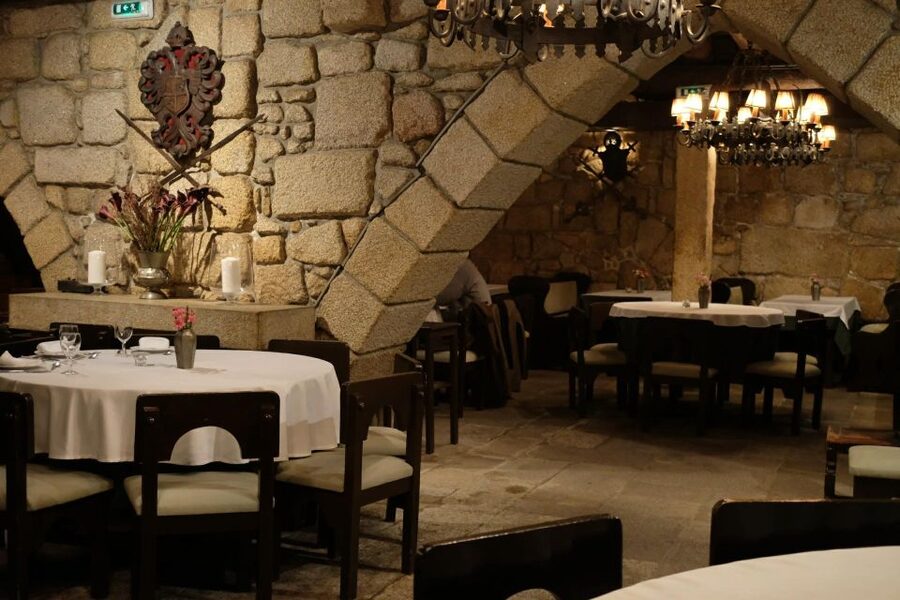 Porto Moonlight Walk & Fado Dinner - Language options: what’s included and what costs extra