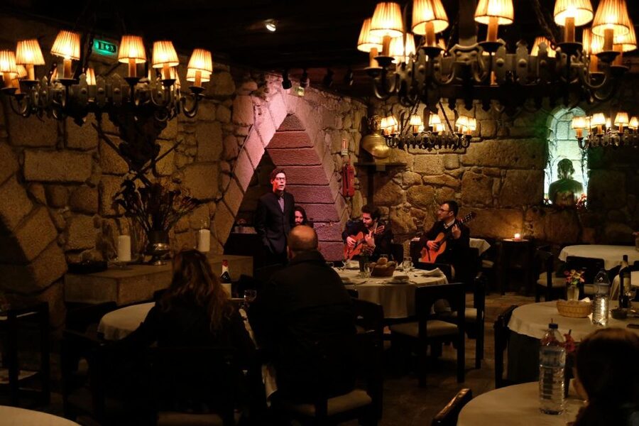 Porto Moonlight Walk & Fado Dinner - Meeting at Praça de Gomes Teixeira: start in the right place