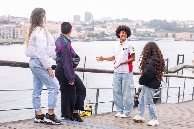 Porto: One Tour, a Thousand Stories on Tuk Tuk - 2 Hours - Praça da República: A Classic Central Stop for Orientation