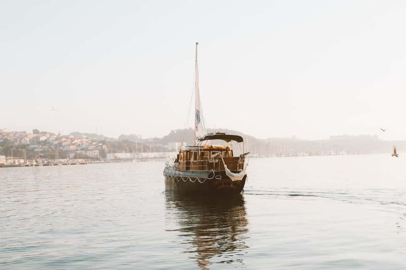 Porto : Party on Private Boat (1-10px) - Sparkling wine included, food optional: plan your snack strategy