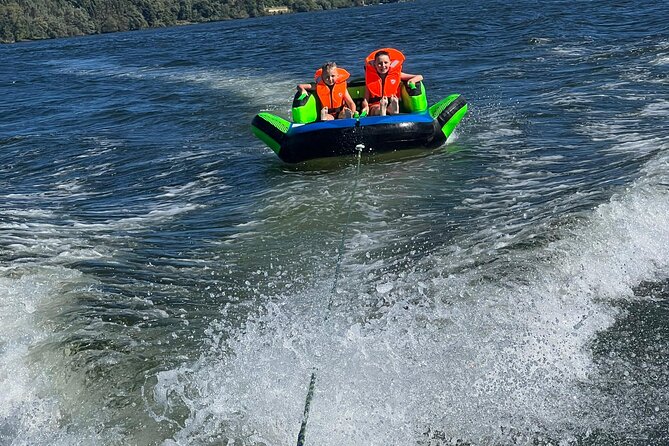 Porto:Passeio Barco no Rio Douro com Vinho do Porto e snacks 1-6 - What to Expect on Board: Crew Style, Language, and Weather Reality