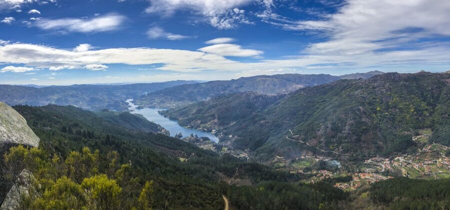 Porto: Peneda-Gerês National Park Tour with Kayaking & Lunch - Porto to Peneda-Gerês by vintage Land Rover: the ride is part of the experience