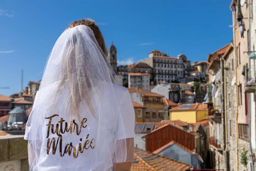Porto: Photo sessions in Porto city for groups or individuals. - From Sé do Porto down to Ribeira Square: the route that does the work