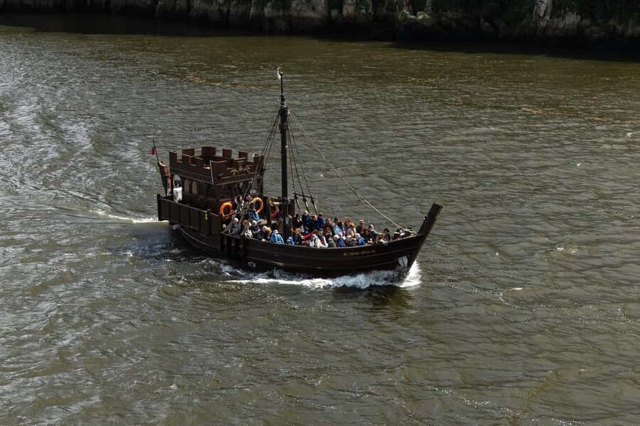 Porto: Pirate Ship Cruise on the Douro River - The crew and greeters: friendly service in multiple languages