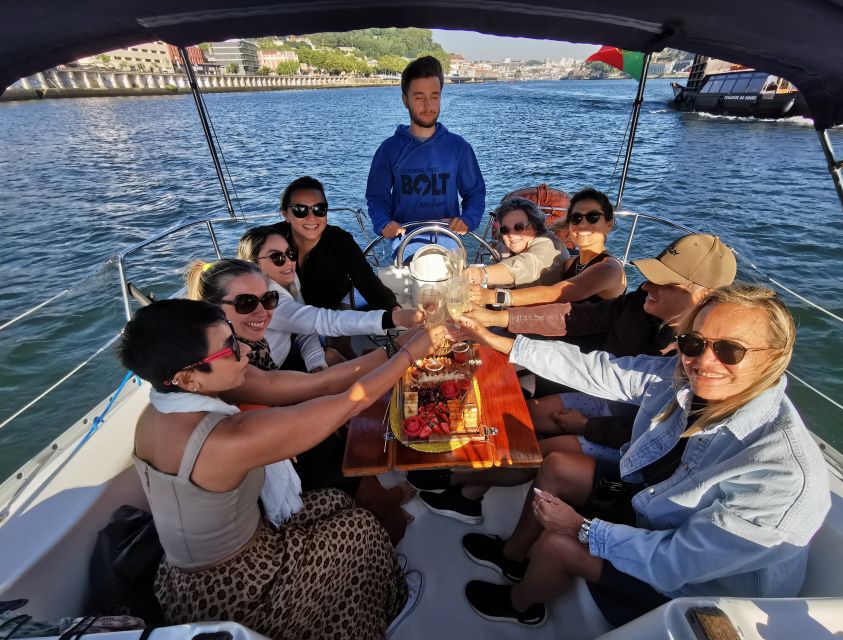 Porto: Private Douro River Charming Cruise w/wine tasting - Sailing between Porto and Gaia: the views that do the work