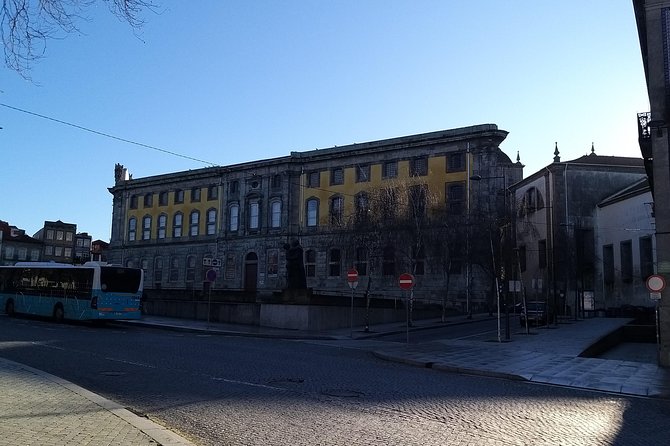 Porto private morning Tour, discover the most iconic attractions - The medieval wall and the Cathedral of Porto: Gothic meets centuries of change