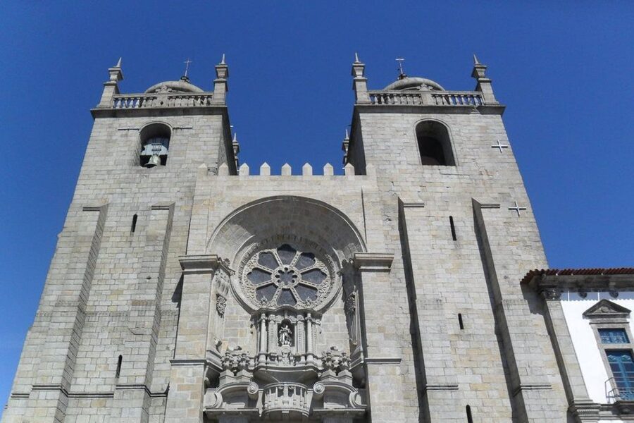 Porto Private Walking Tour with Fast Track to Lello - Starting at São Bento: the tiles that set the tone for Porto