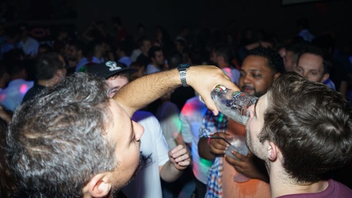 Porto: Pub Crawl with 6 Drinks and VIP Club Entry - What to Wear, What to Bring, and How to Avoid Wasted Night Minutes