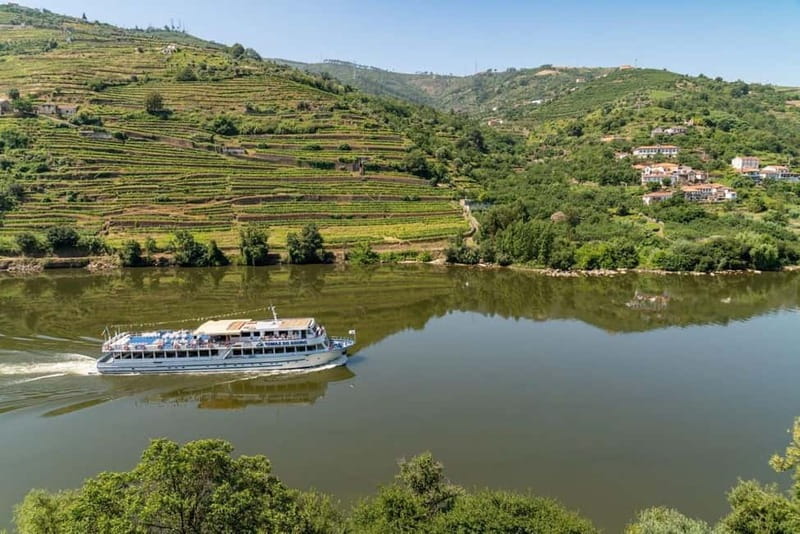 Porto/Regua/Porto (and reverse): Douro River Cruise + Lunch - The real appeal: sailing the Douro with two dam lock surprises