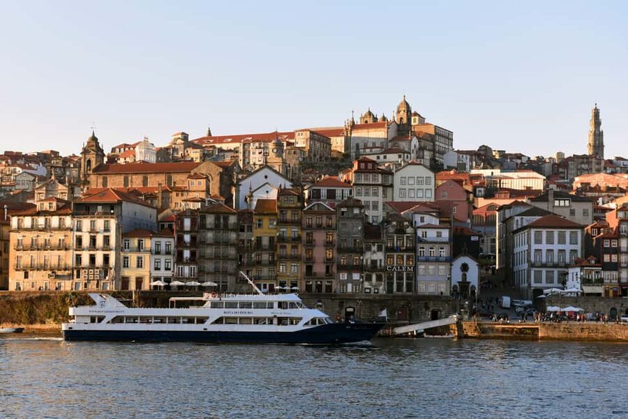 Porto/Régua/Porto - Downstream - Getting Oriented at São Bento: the 08:00 Start and the Scoreboard Meeting Point