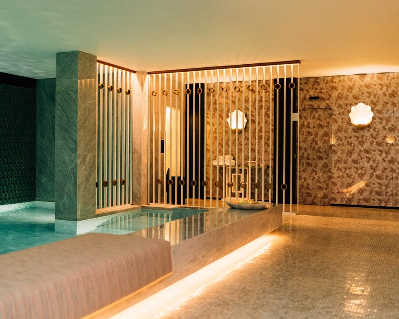 Porto: Relaxing by the pool, sauna and steam room - Sauna vs steam room: how to use them without feeling fried