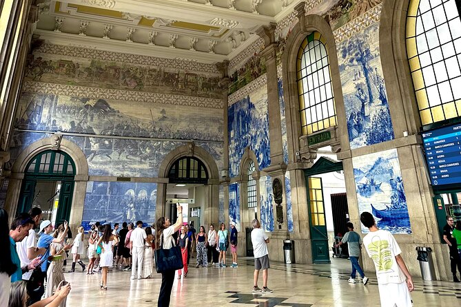 Porto Revealed The Must Do Walking Tour - Livraria Lello: why people line up for a bookshop