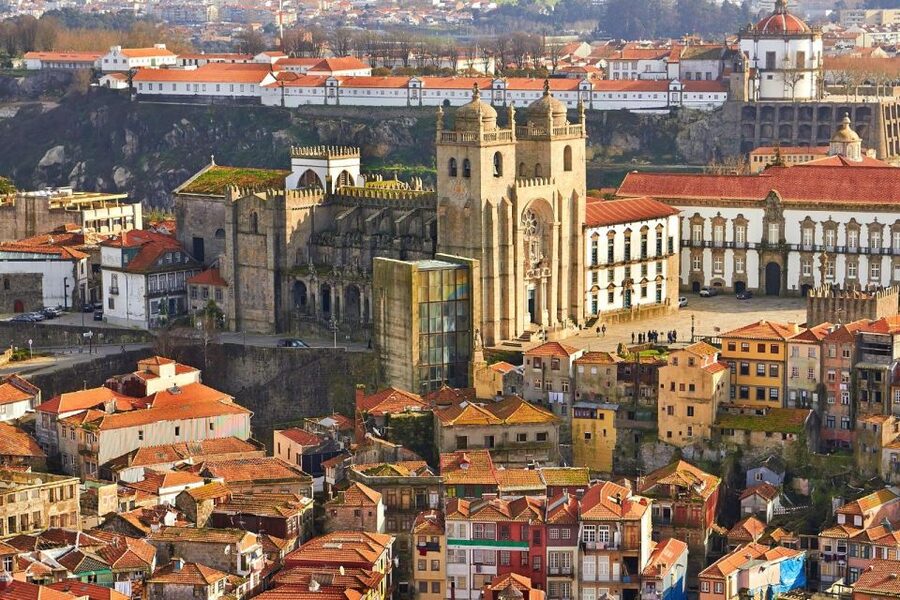 Porto Ribeira and highlights Private Walking Tour - São Bento Station tiles: the story behind the façade