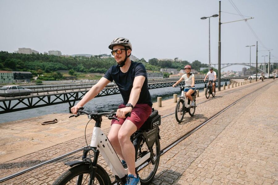 Porto Riverbank Tour on an e-bike: Atlantic Coast, Gardens - Ribeira and Miragaia: starting where Porto feels cinematic